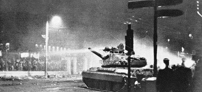 Την κατάργηση της αργίας της 17ης Νοεμβρίου, προτείνει η συγγραφέας Σώτη Τριανταφύλλου